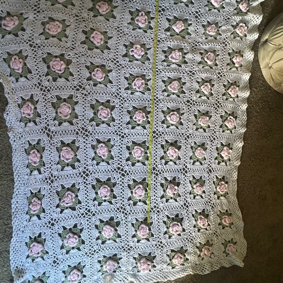 Handmade square afghan roses white pink green - Picture 6 of 9